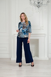 Костюм женский из кофты с рукавом 3/4 и брюк из вискзы Элеонора синяя абстракция